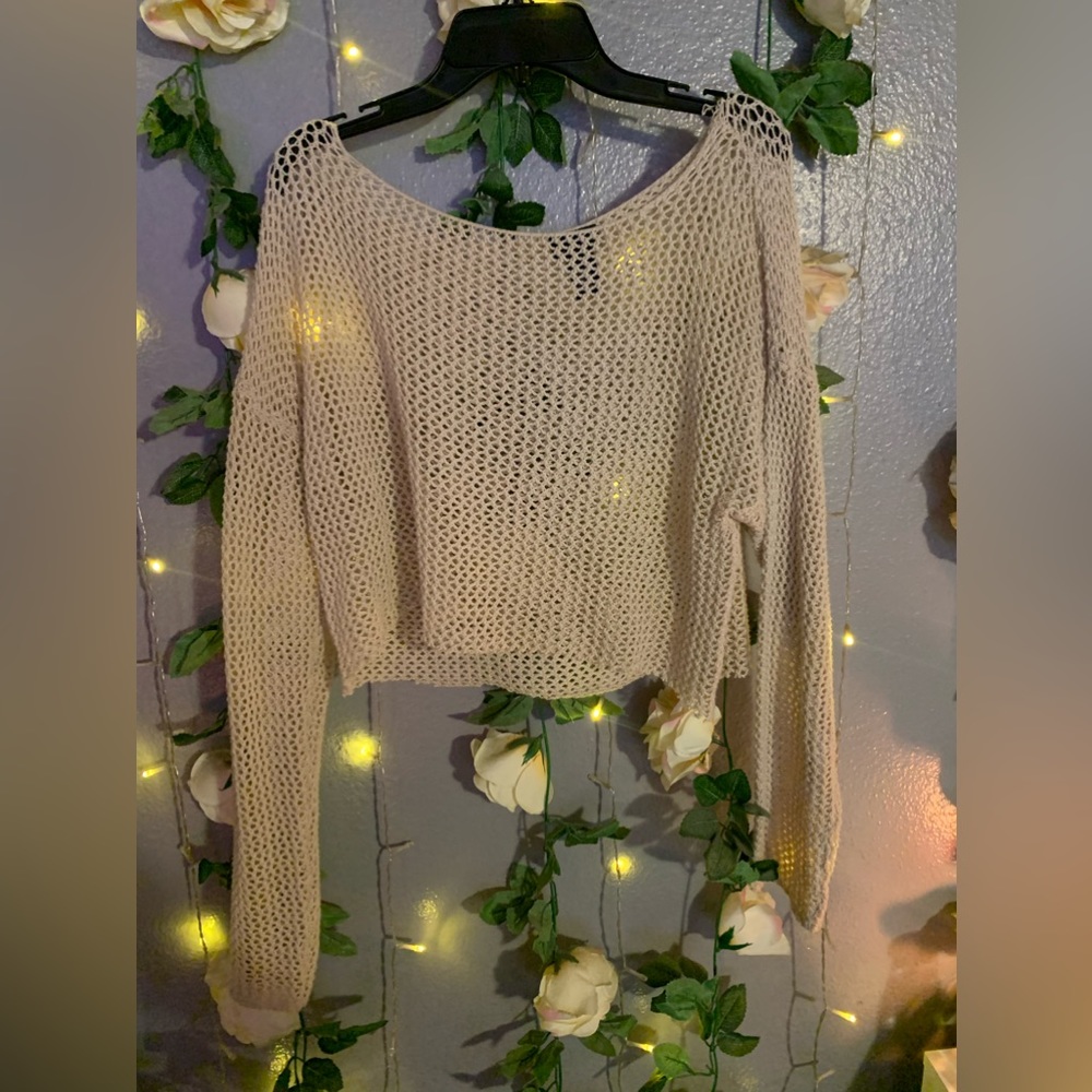Beautiful knitted top it’s more of a cream color than a white Super lightweight